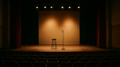 Palco de teatro iluminado em Moçambique preparado para espectáculo de humor