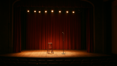 Palco de teatro iluminado para espetáculo de comédia e intercâmbio cultural em Moçambique