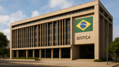 Edifício institucional da Justiça brasileira em perspectiva, com iluminação natural e ambiente urbano ao redor