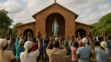 Peregrinos reunidos num santuário mariano de Moçambique durante momento de oração comunitária