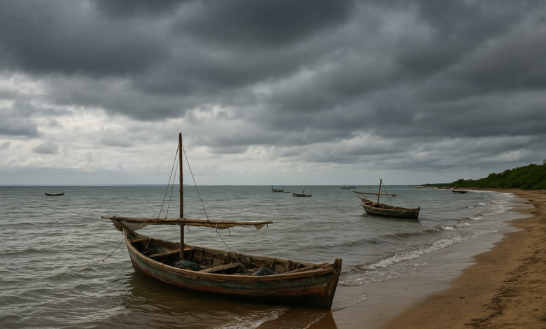 Barcos de pesca artesanal junto à costa de Quissanga sob céu nublado