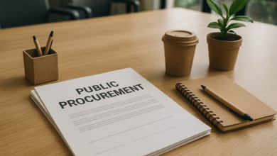 Documentos de contratação pública sobre mesa de reunião com materiais sustentáveis em ambiente institucional