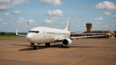 Aeronave comercial estacionada numa pista regional junto ao terminal aéreo de Chimoio