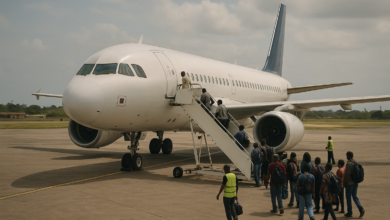 Aeronave comercial num aeroporto moçambicano durante operação de embarque, em estilo fotojornalístico realista