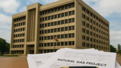 Edifício institucional em Maputo junto a documentos fiscais sobre projecto de gás natural