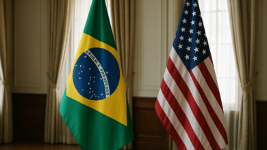 Bandeiras do Brasil e dos Estados Unidos lado a lado numa sala diplomática, em estilo fotojornalístico