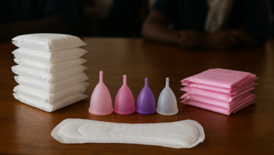 Produtos menstruais embalados numa mesa durante sessão técnica sobre normas de higiene em Moçambique