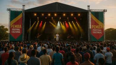 Palco de festival cultural ao ar livre em Pemba com público e iluminação cénica