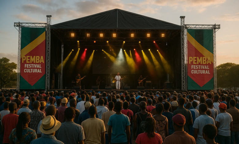 Palco de festival cultural ao ar livre em Pemba com público e iluminação cénica