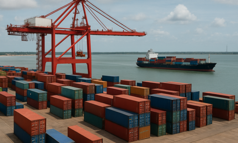 Contentores e gruas num porto moçambicano simbolizando comércio e cooperação económica com a China