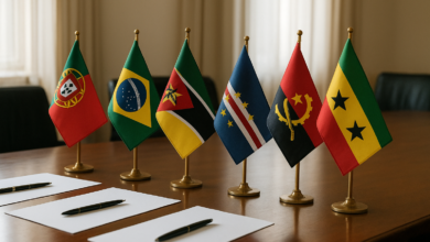 Bandeiras de países lusófonos reunidas numa mesa durante encontro diplomático, em estilo fotojornalístico realista