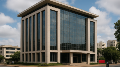 Edifício bancário moderno em Maputo representando o desempenho financeiro do Absa Moçambique