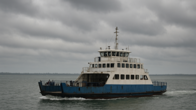 Embarcação de transporte aquático em águas moçambicanas sob céu nublado, estilo fotojornalístico realista