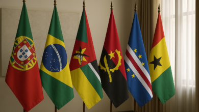 Bandeiras de países lusófonos alinhadas numa sala institucional, em estilo fotojornalístico realista