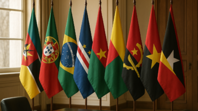 Bandeiras de países lusófonos alinhadas numa reunião diplomática em ambiente institucional