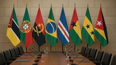 Bandeiras de países lusófonos reunidas numa conferência diplomática em ambiente institucional