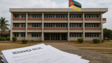 Edifício institucional em Moçambique com documentos administrativos sobre segurança social
