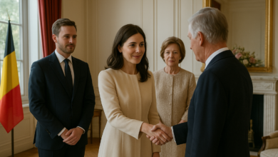 Cerimónia discreta numa prefeitura belga representando a integração de um novo membro na família real