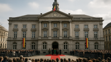 Edifício de prefeitura belga durante cerimónia familiar ligada à monarquia, em estilo fotojornalístico realista