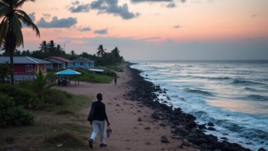 Paisagem costeira de Moçambique com infraestruturas turísticas sustentáveis sob a luz natural do entardecer.