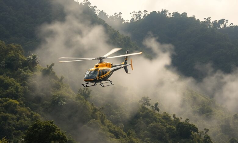 Helicóptero de busca e resgate em missão de patrulha sobre montanhas cobertas por densa vegetação e neblina