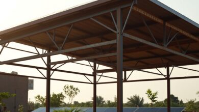 Estrutura metálica com painéis solares instalada numa comunidade rural de Moçambique sob um céu limpo.