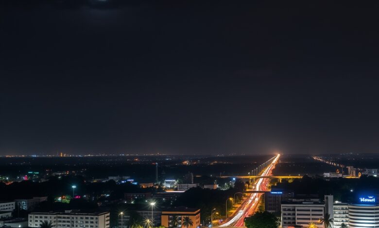Vista panorâmica noturna de uma metrópole iluminada sob um céu escuro com feixes de luz de segurança