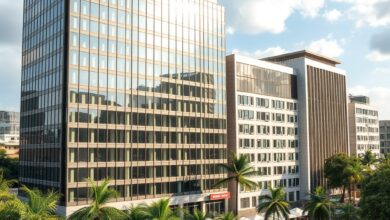 Edifício moderno de escritórios em Maputo representando o crescimento económico e o desenvolvimento financeiro de Moçambique.