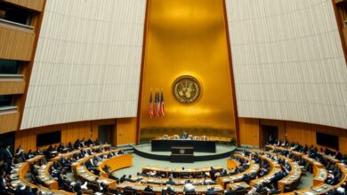 Vista geral da Assembleia Geral das Nações Unidas com diplomatas sentados em semicírculo durante uma sessão oficial.