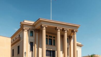 Fachada solene de edifício judicial contemporâneo com colunas de betão e elementos arquitetónicos imponentes em dia límpido.