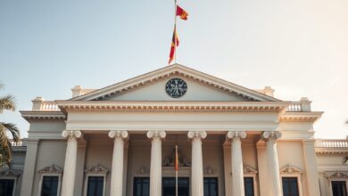 Fachada imponente de tribunal superior com colunas clássicas representando a justiça e o direito sob luz natural.