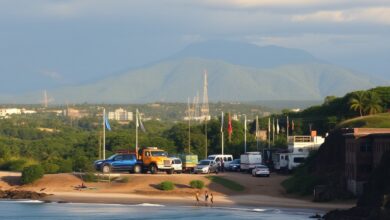 Vista panorâmica de uma paisagem gélida no Ártico com instalações costeiras e bandeiras diplomáticas ao fundo.