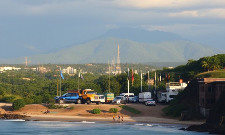 Vista panorâmica de uma paisagem gélida no Ártico com instalações costeiras e bandeiras diplomáticas ao fundo.