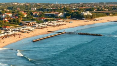 Vista panorâmica da costa da Praia do Tofo com tendas culturais e visitantes à beira-mar