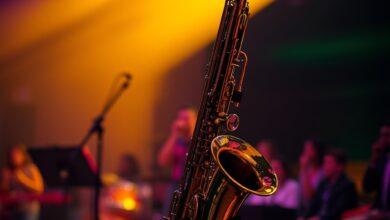 Saxofone dourado em suporte de palco iluminado com iluminação cénica suave durante concerto intimista
