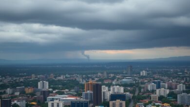 Vista panorâmica urbana de uma metrópole sob céu nublado com fumo distante em horizonte melancólico