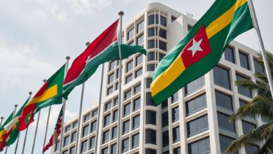 Edifício moderno com bandeiras internacionais ondulando ao vento durante uma cimeira diplomática e económica global.