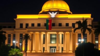 Vista exterior do edifício do Supremo Tribunal Federal iluminado ao entardecer em Brasília com bandeira nacional