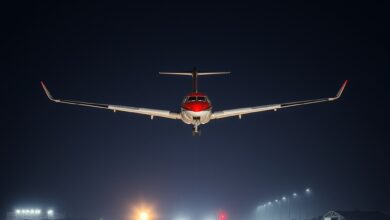 Pista de aviação civil sob céu nublado com viaturas de emergência em operação técnica